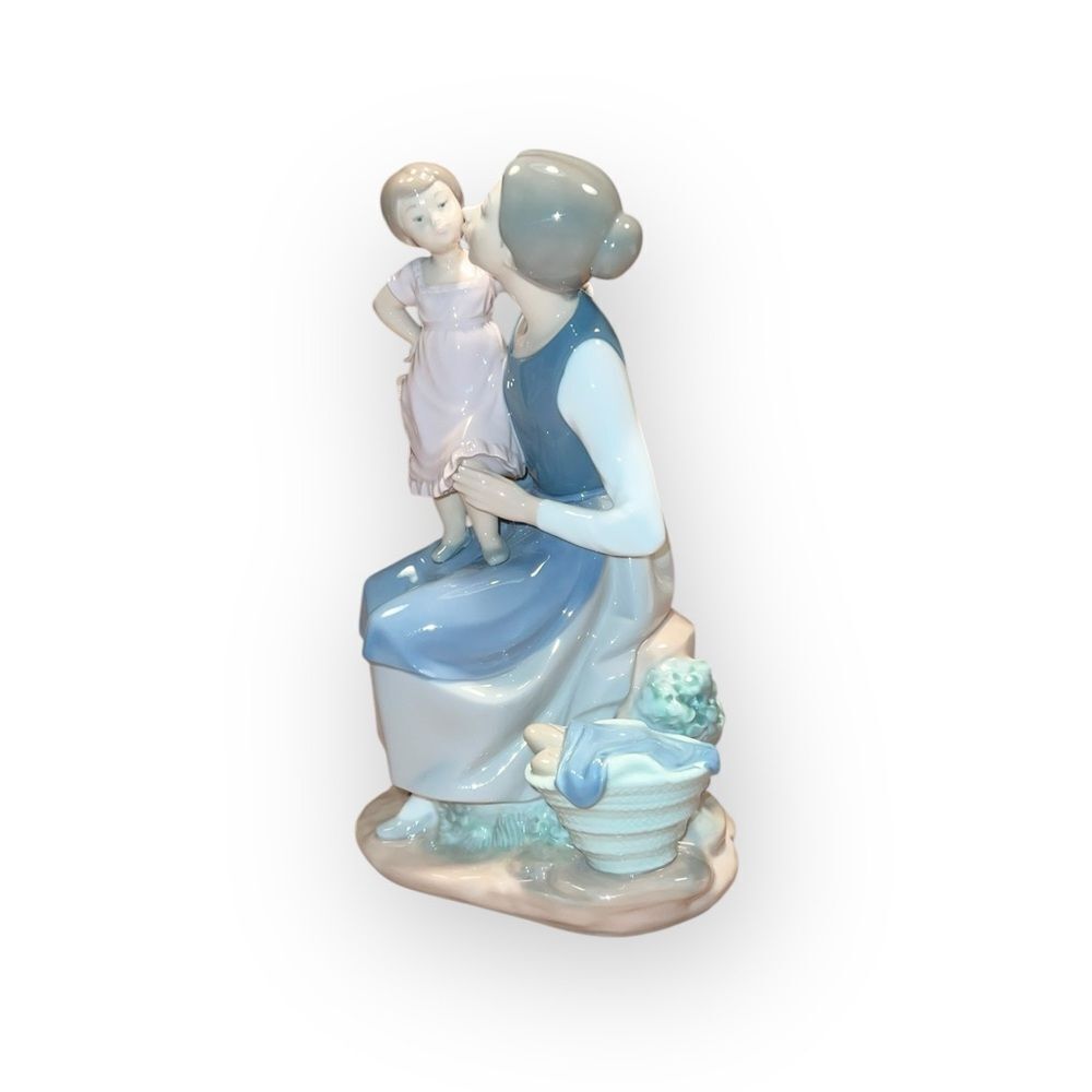Lladro Nao Rare Retired “The Pampering” Porcelain Art - Picture 8 of 10